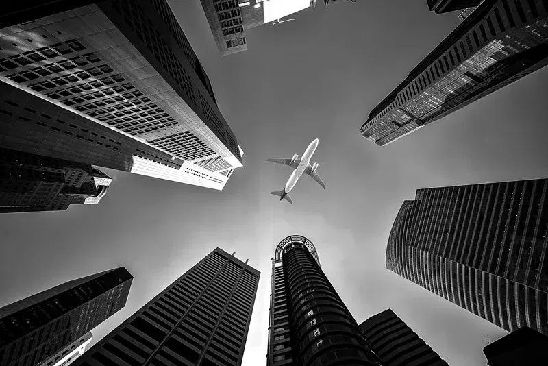 Avión sobre una ciudad, símbolo de conectividad global