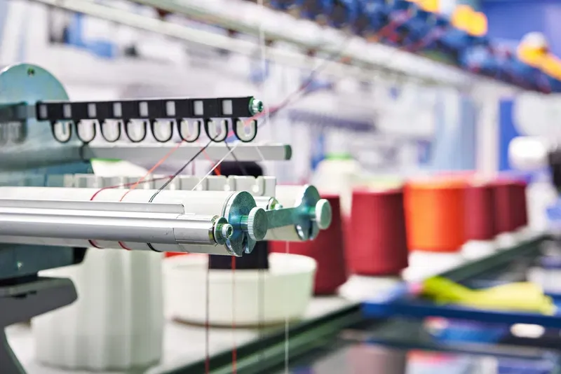 Maquinaria textil en operación dentro de una planta industrial
